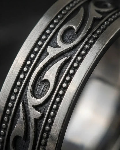 Noble Swirl: Detailed Vintage Statement Ring