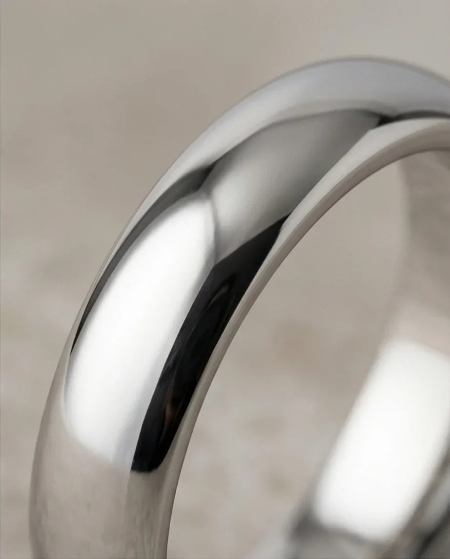 Eternal Horizon: Sleek Silver Comfort-Fit Band