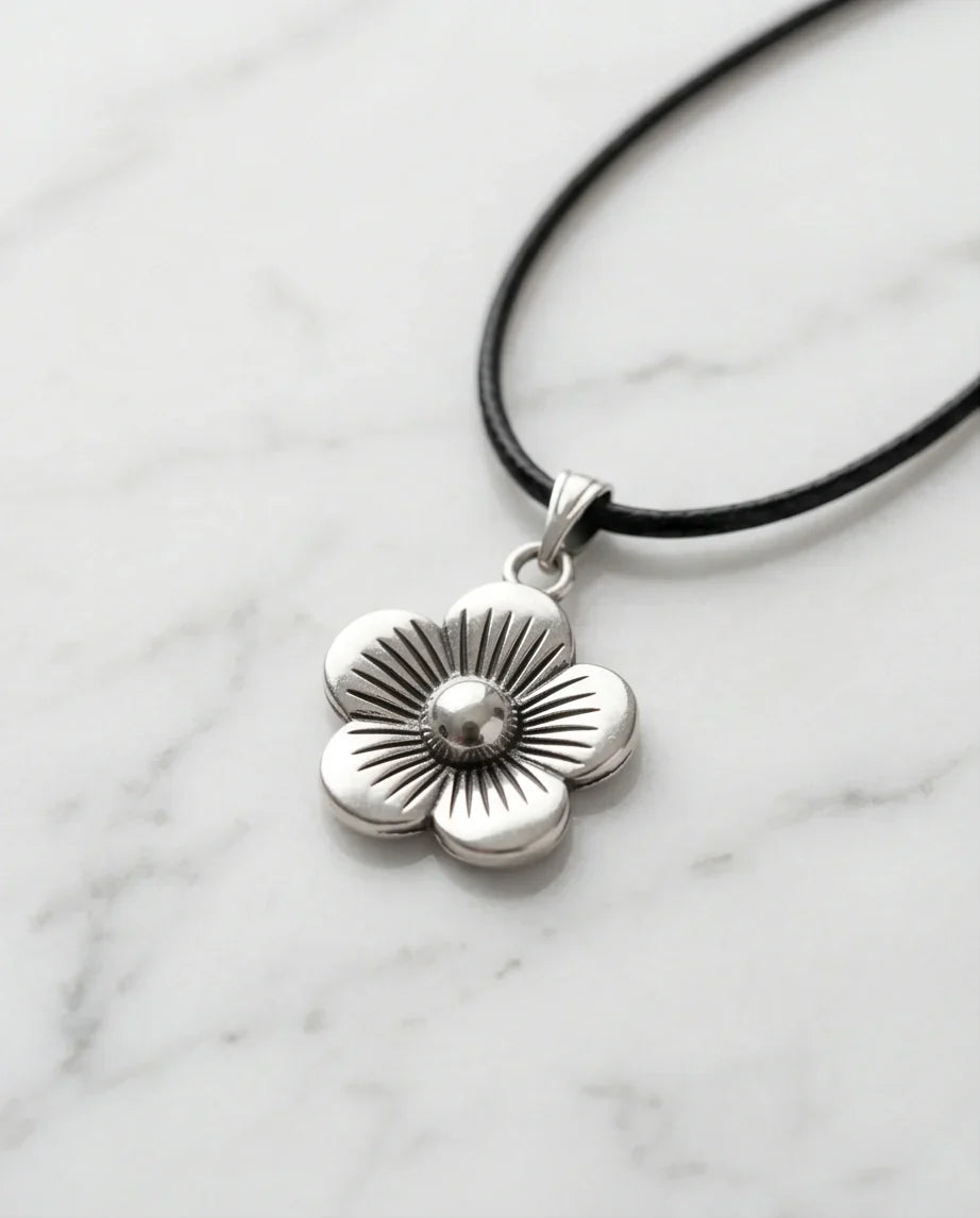 Silver Retro Flower Pendant Necklace