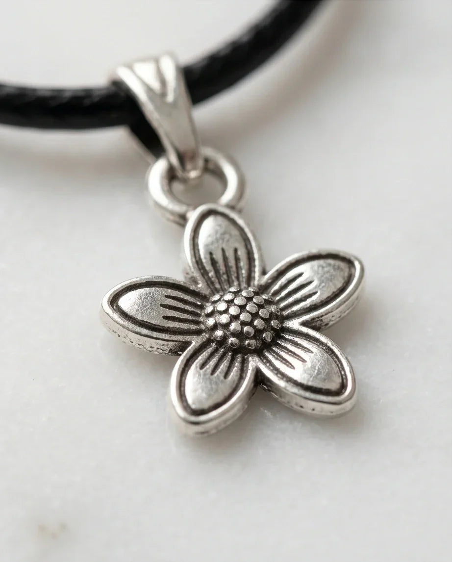 Silver Retro Five-Petal Blossom Necklace