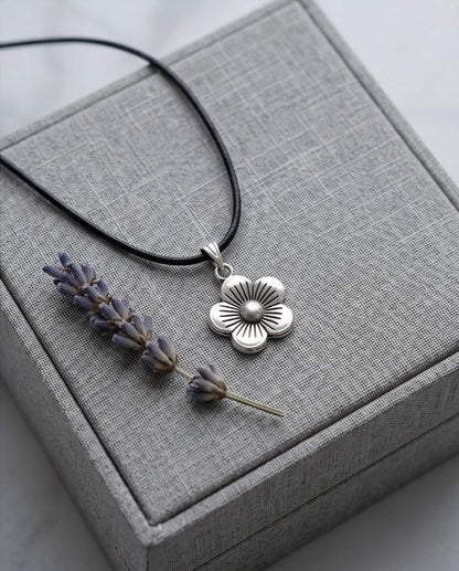 Silver Retro Flower Pendant Necklace