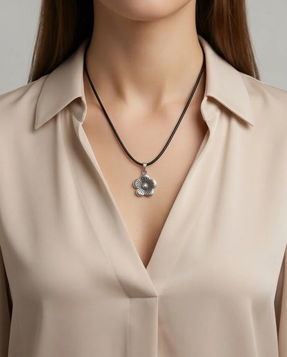 Silver Retro Flower Pendant Necklace