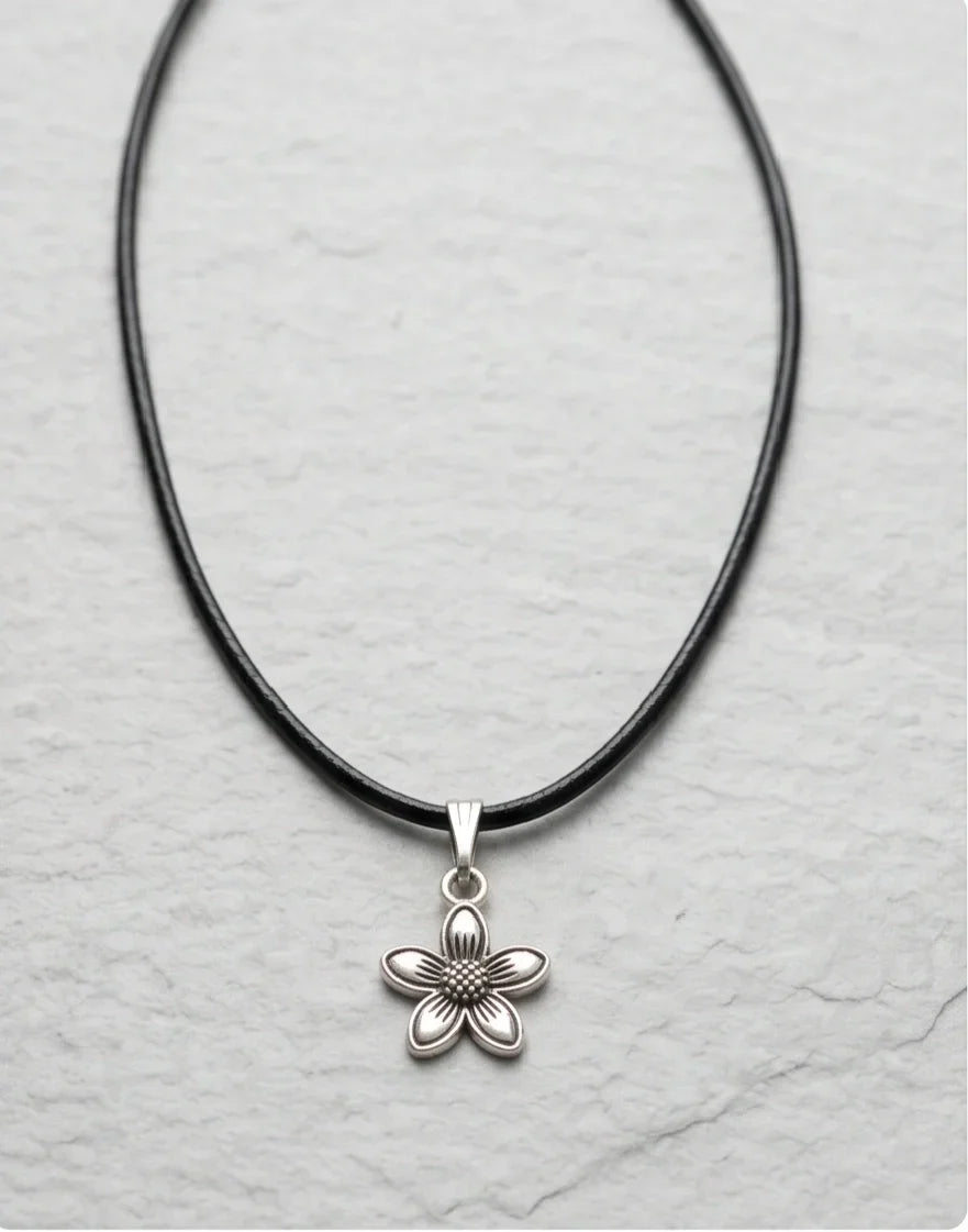 Silver Retro Five-Petal Blossom Necklace