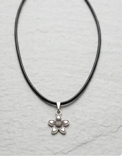 Silver Retro Five-Petal Blossom Necklace