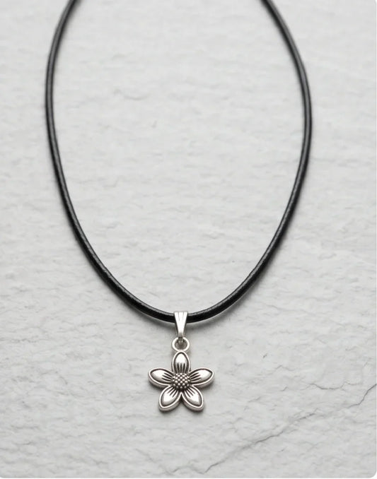 Silver Retro Five-Petal Blossom Necklace