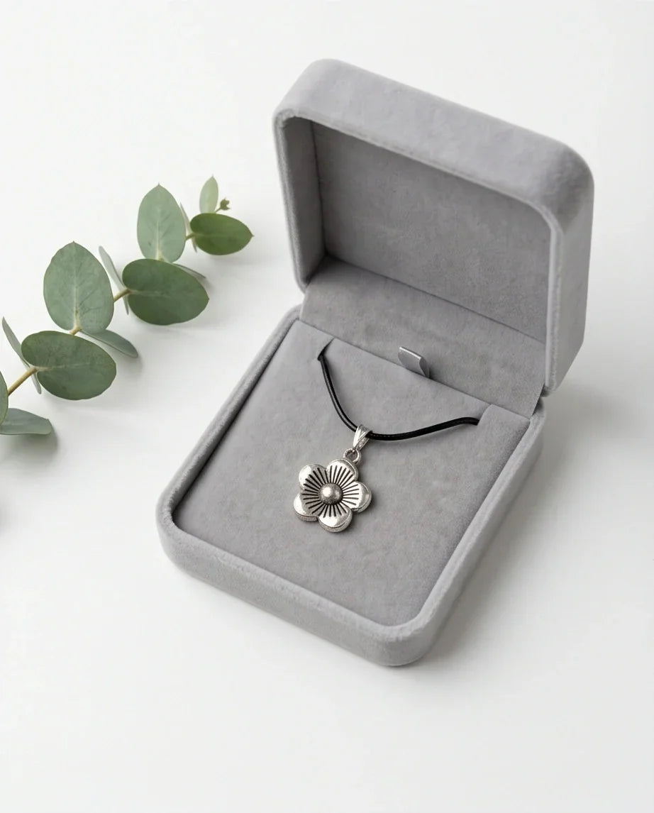 Silver Retro Flower Pendant Necklace